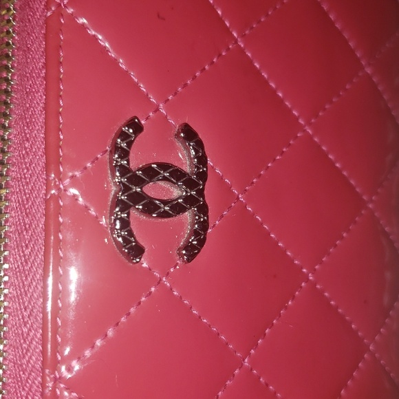 Chanel Quilted Patent Longwallet - Picture 4 of 15